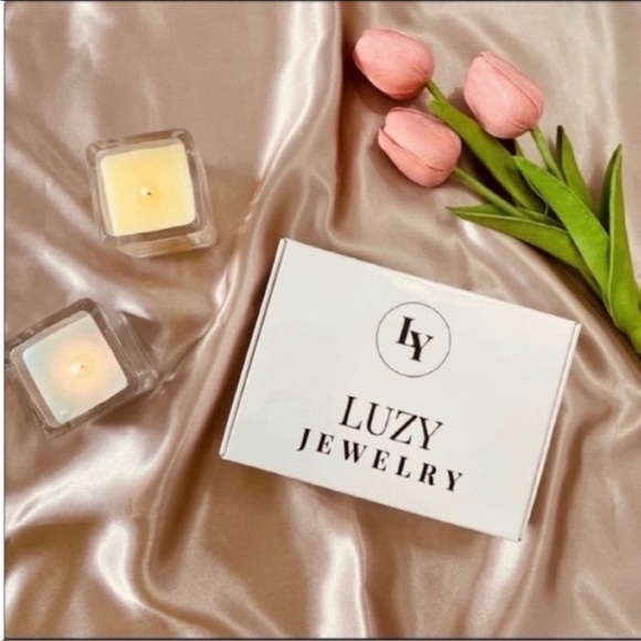 SOLD OUT! Please don’t buy it! Minimalist Clover Nail Design Hinge Bracelet Gold - Picture 10 of 10